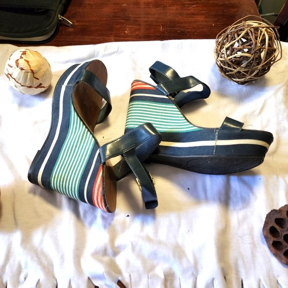 These lovely pair of Sandals are waiting to be chosen!!! - Picture 6 of 10